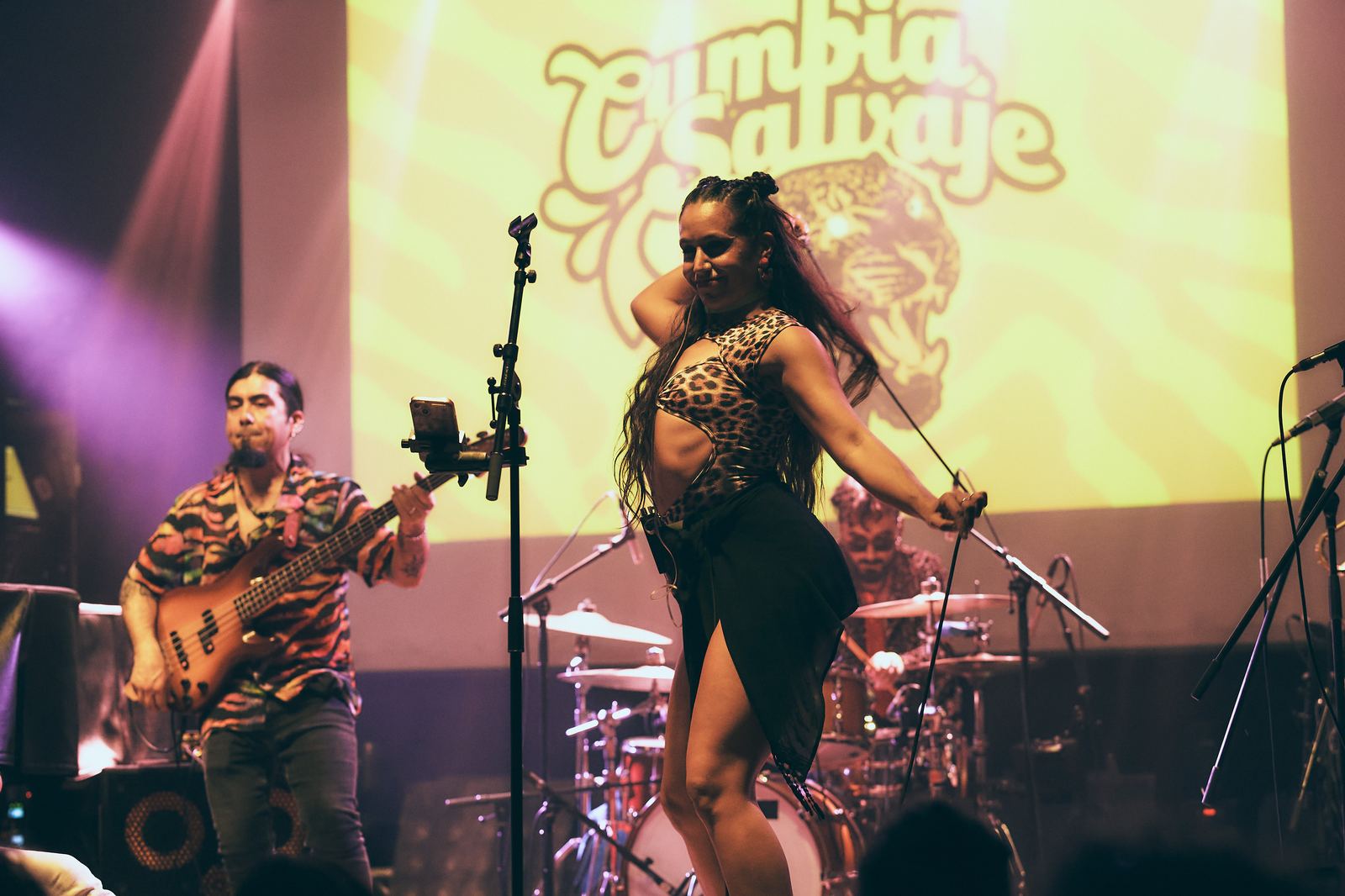 Público bailando en show de La Tom Son